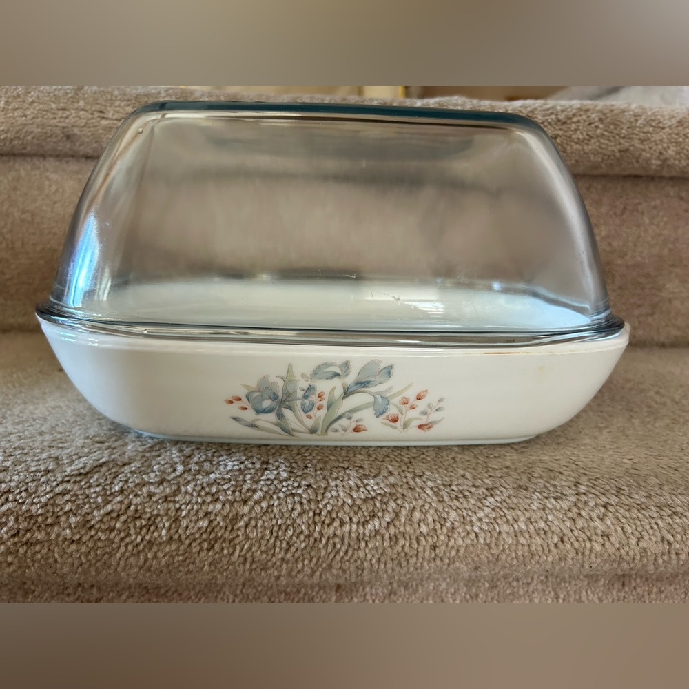 Vintage Pyrex blue iris roasting dish with domed clear Pyrex lid.